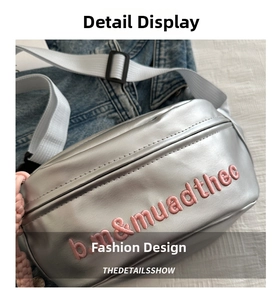 Détail d'un sac banane argenté métallisé avec broderie rose et sangle nylon