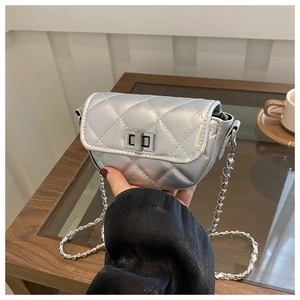 Détail du mini sac matelassé argenté avec finition métallique et bandoulière en chaîne