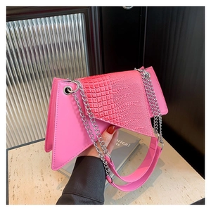 Sac à bandoulière rose motif crocodile au design asymétrique avec chaîne en argent