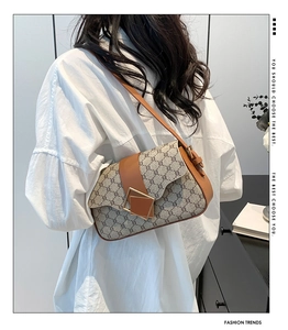 Gros plan d'un sac à carreaux vintage avec boucle en métal et garniture en cuir