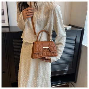Sac à bandoulière matelassé marron avec boucle dorée et sangle réglable pour femme