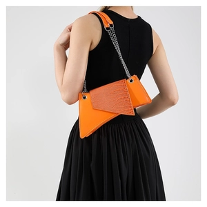 Sac bandoulière asymétrique orange à motif crocodile et bandoulière chaîne