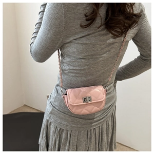 Vue arrière d'un mannequin portant un mini sac matelassé rose avec chaîne et fermoir argent