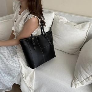 Sac fourre-tout minimaliste en similicuir noir avec coutures contrastées blanches