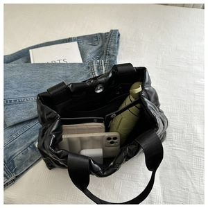 Vue intérieure du sac cabas matelassé noir montrant l'espace pour les essentiels