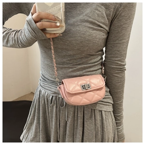 Détail du mini sac bandoulière rose matelassé avec chaîne en métal et fermoir rotatif