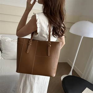 Sac fourre-tout marron caramel avec coutures blanches contrastées et boucles métalliques dorées