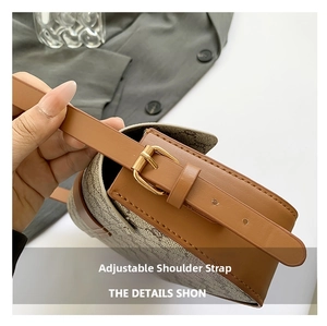Détail de la bandoulière réglable en cuir marron avec boucle métallique sur un sac chic
