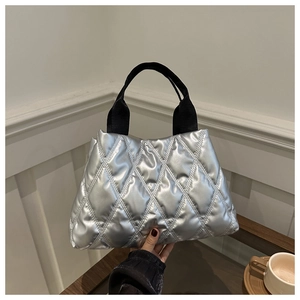 Détail du sac cabas matelassé argenté avec finition métallique et anses noires
