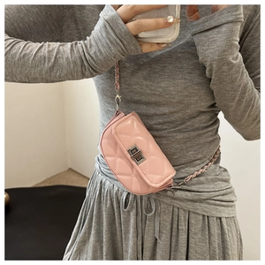 Gros plan sur un mini sac bandoulière matelassé rose avec fermoir en métal et chaîne