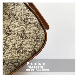 Détail d'un sac porté épaule marron à motifs avec coutures soignées et texture cuir
