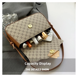 Vue intérieure montrant la capacité du sac à bandoulière vintage à monogramme