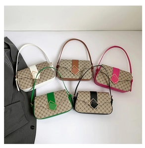 Vue de dessus de sacs à bandoulière vintage en blanc, marron, rose, vert et noir chic