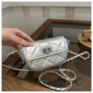 Détail du mini sac matelassé argenté avec fermoir rotatif et bandoulière chaîne