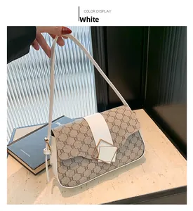 Détail du cuir blanc et du monogramme vintage avec boucle de verrouillage carrée