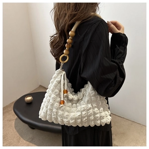 Sac nuage matelassé blanc avec bandoulière en perles de bois et tissu gaufré