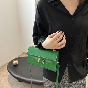 Sac bandoulière en cuir vert brillant avec double fermeture éclair et détails dorés