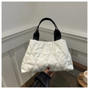Détail du cabas matelassé blanc avec poignées en tissu noir et fini brillant