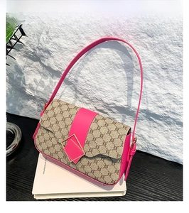 Détail des coutures en cuir rose et motif monogramme sur le sac à bandoulière carré