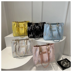 Sacs cabas plissés minimalistes avec broderie ondulée colorée et bandoulière chaîne