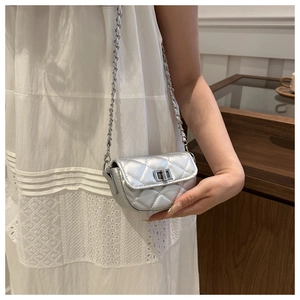Mini sac bandoulière argenté matelassé avec chaîne en métal et fermoir pivotant