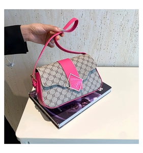 Détail d'un sac à main tendance avec imprimé vintage et finitions en cuir rose