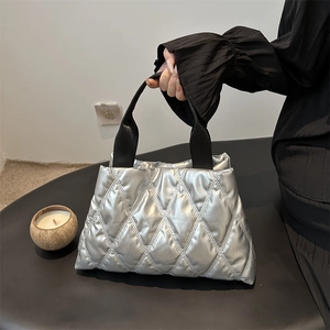 Sac fourre-tout matelassé argenté avec poignées noires et aspect métallisé
