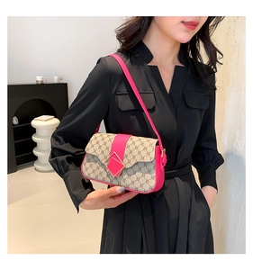 Détail du sac à bandoulière monogramme rose et beige avec boucle dorée et lanière croisée