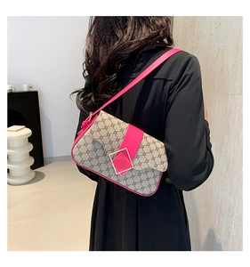 Détail du sac bandoulière vintage avec garniture en cuir rose et boucle carrée