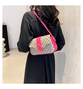 Détail de la garniture en cuir fuchsia et toile monogramme sur le sac bandoulière