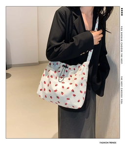 Borsa a tracolla in velluto a coste bianco con motivi a fragola rossa su modella