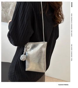 Mini sac bandoulière argenté à texture laser avec détails de nœuds sur la sangle
