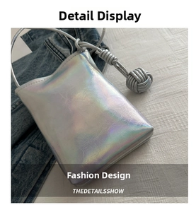 Vue détaillée du mini sac bandoulière holographique laser argenté avec bandoulière nouée