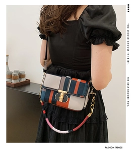 Détail du sac bandoulière en cuir PU à rayures colorées avec boucle et chaîne dorées