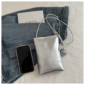 Sac bandoulière argenté pour téléphone avec nœud et comparaison de taille de mobile