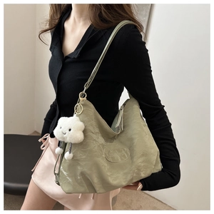Vue détaillée du sac hobo vert clair avec pendentif nuage et texture en nylon souple