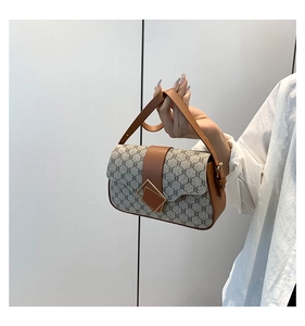 Détail du sac à bandoulière en toile monogramme avec boucle métallique et cuir marron