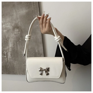 Détail du sac bandoulière blanc en cuir PU avec fermoir nœud métallique et anse nouée