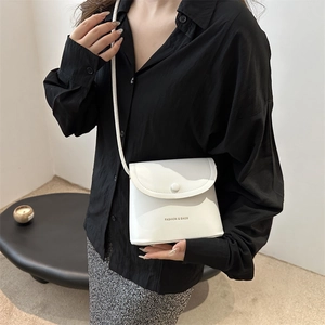 Borsa a secchiello bianca minimalista con tracolla regolabile e stampa moda donna