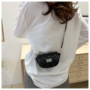Détail du mini sac en cuir matelassé noir avec fermoir tournant en métal argenté et chaîne