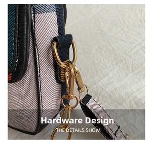 Gros plan sur la boucle dorée et la texture tissée à carreaux d'un petit sac carré