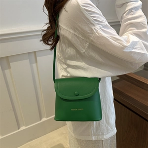 Borsa a secchiello verde minimalista con patta e scritta FASHION & BAGS