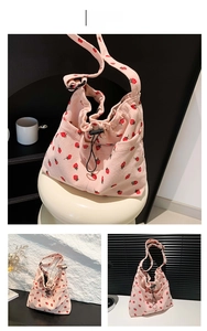 Dettagli della borsa a tracolla in velluto a coste rosa con stampe di fragole e coulisse
