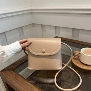 Borsa a secchiello minimalista in pelle PU beige con stampa FASHION & BAGS e tracolla