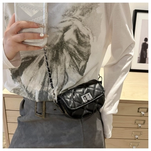 Détail du mini sac matelassé noir avec fermoir en métal argenté et bandoulière chaîne