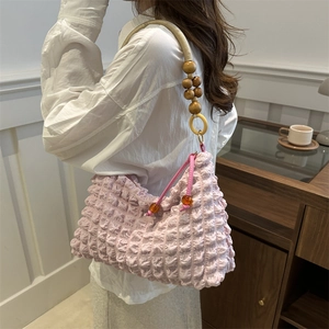 Sac à bandoulière rose clair plissé à texture gaufrée avec perles en bois naturel