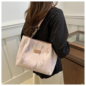 Sac fourre-tout plissé rose avec broderie rayée colorée et anses en cuir