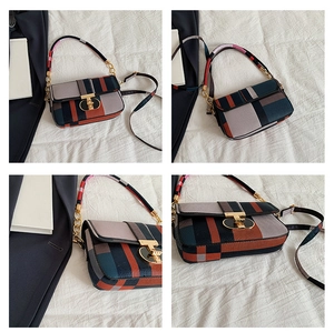Détails du sac à bandoulière à carreaux bicolores avec fermoir doré et bandoulière tissée
