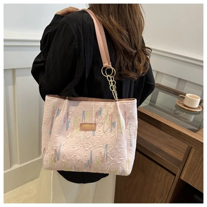 Détail du sac cabas rose brodé avec motifs de vagues et bandoulière chaîne dorée