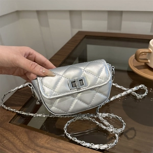 Mini sac bandoulière argenté matelassé avec chaîne métallique et fermoir rotatif chic